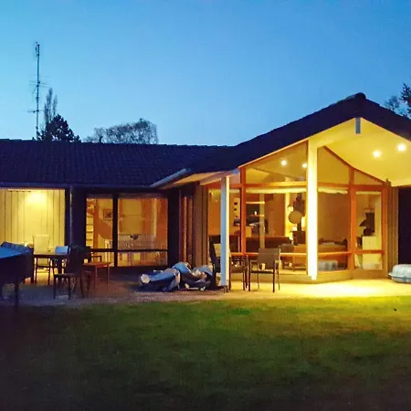 8 Person In Vaeggerlose Semesterbostad Bøtø By