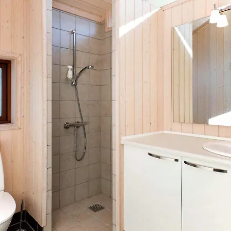8 Person In Vaeggerlose * Bøtø By